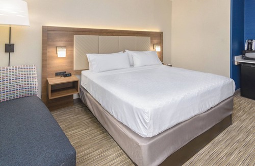 Southington Hotel | Holiday Inn Express Southington by IHG