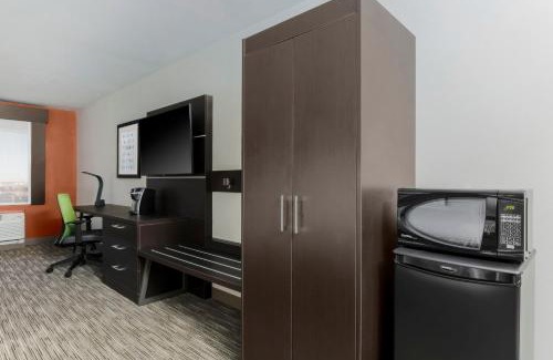 O'Hare Hotel | Holiday Inn Express & Suites Chicago O'Hare Airport by IHG