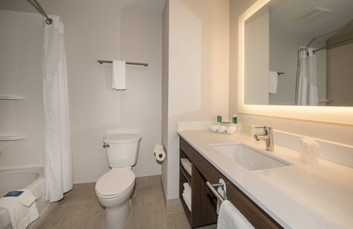 Victoria Hotel | Holiday Inn Express & Suites Victoria - Colwood by IHG
