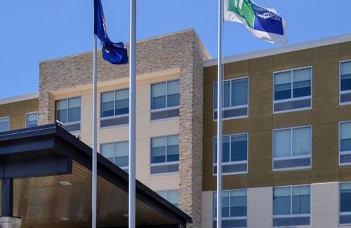 Brighton Hotel | Holiday Inn Express & Suites Brighton South - US 23, an Ihg Hotel