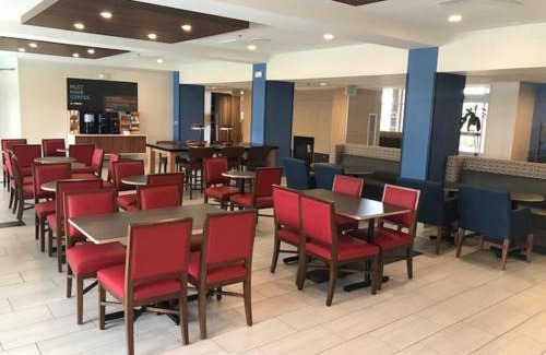 Tracy Hotel | Holiday Inn Express & Suites Tracy by IHG