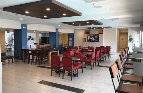 Tracy Hotel | Holiday Inn Express & Suites Tracy by IHG