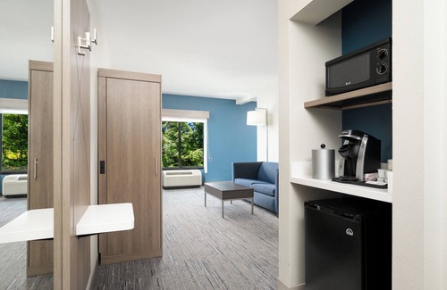 Newport Hotel | Holiday Inn Express & Suites Newport S by IHG
