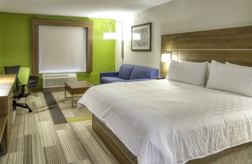 Downtown Omaha Hotel | Holiday Inn Express & Suites Omaha Downtown - Old Market by IHG