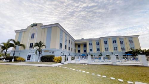 Piarco Hotel | Holiday Inn Express Trincity by IHG