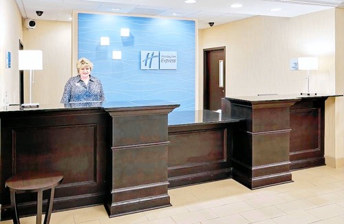 Lebanon Hotel | Holiday Inn Express Hotel & Suites Lebanon, an IHG Hotel