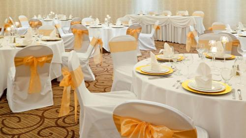 Oakville Hotel | Holiday Inn Oakville Centre by IHG