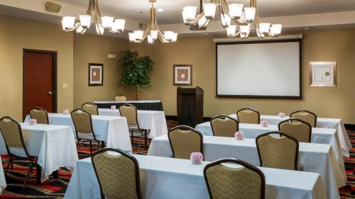 Central Oklahoma City Hotel | Holiday Inn Oklahoma City Airport by IHG