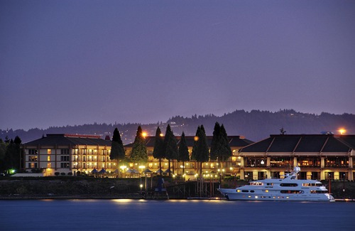 Hayden Island Hotel | Holiday Inn Portland - Columbia Riverfront