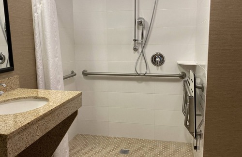 Bakersfield Hotel | Holiday Inn & Suites Bakersfield by IHG