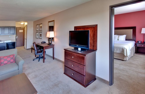 Bakersfield Hotel | Holiday Inn & Suites Bakersfield by IHG