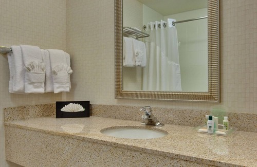 Bakersfield Hotel | Holiday Inn & Suites Bakersfield by IHG