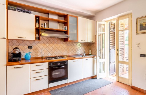 Capanne-Prato-Cinquale House | Holiday Home 'Villa Rustica 2' with Lake View, Shared Garden and Air Conditioning