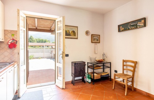 Capanne-Prato-Cinquale House | Holiday Home 'Villa Rustica 2' with Lake View, Shared Garden and Air Conditioning