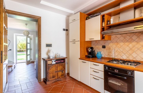 Capanne-Prato-Cinquale House | Holiday Home 'Villa Rustica 2' with Lake View, Shared Garden and Air Conditioning