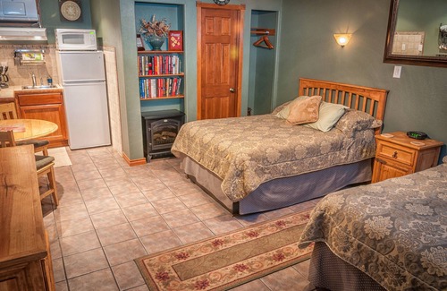 Canyon Lake Cabin | Holiday Lodge on Canyon Lake