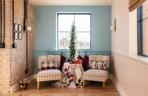 Guthrie House | Holiday Magic At The Schoolhouse Cozy 5br House