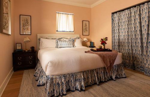 Guthrie House | Holiday Magic At The Schoolhouse Cozy 5br House