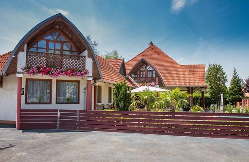 Balatonkeresztur Cabin | Holiday room in an apartment house with pool and internet