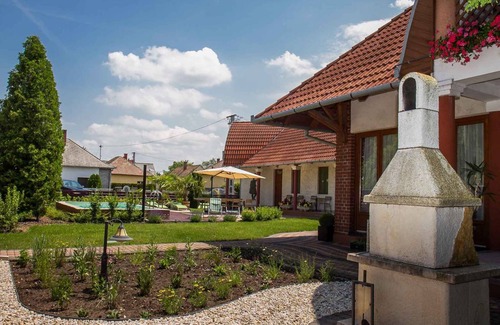 Balatonkeresztur Cabin | Holiday room in an apartment house with pool and internet