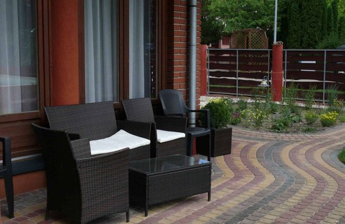 Balatonkeresztur Cabin | Holiday room in an apartment house with pool and internet