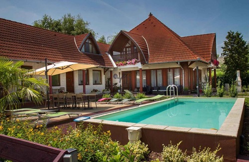 Balatonkeresztur Cabin | Holiday room in an apartment house with pool and internet