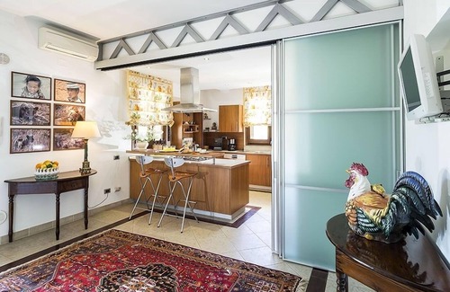 Syracuse Villa | holiday vacation large villa rental italy, sicily, syracuse, air conditioning, wi-fi internet, pool, views, walk to town