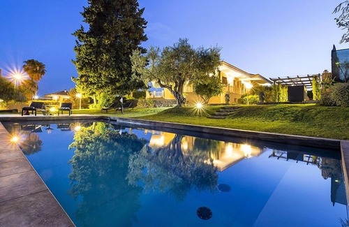 Syracuse Villa | holiday vacation large villa rental italy, sicily, syracuse, air conditioning, wi-fi internet, pool, views, walk to town