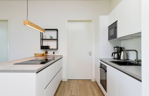 Zeewolde House | Holiday villa Bloem no. 350 | Luxury 8-person villa on the water with private jetty, sunny garden and large barbecue. Located at Villa Resort Harderwold, near Harderwijk and the Veluwemeer!