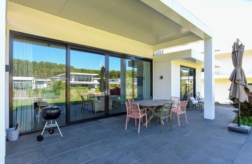 Zeewolde House | Holiday villa Bloem no. 350 | Luxury 8-person villa on the water with private jetty, sunny garden and large barbecue. Located at Villa Resort Harderwold, near Harderwijk and the Veluwemeer!