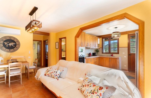 La Solana Villa | Holiday Villa 'Eden El Castillejo' with Mountain Views, Wi-Fi & Air Conditioning