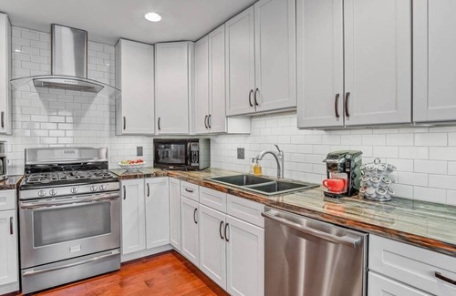 Ballwin House | Holidays in St Louis! Private Ranch Home for 1-6 Guests