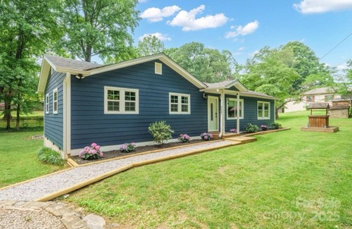 Mount Holly House | Holly Acres Retreat