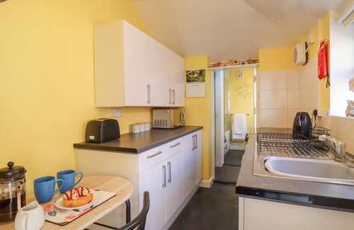 Framlingham Cottage | HOLLY COTTAGE, pet friendly, country holiday cottage in Framlingham