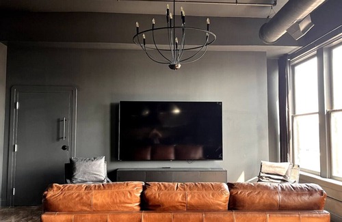 Downtown Louisville Apartment | Hollyhock Suite 502: 4 bed/2 bath with soaking tub