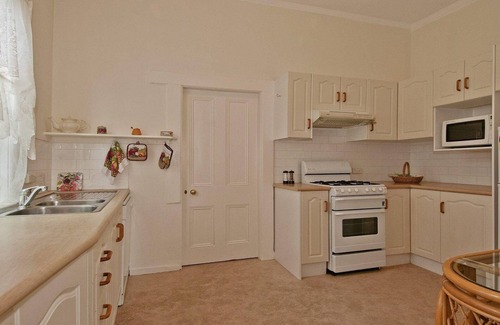 Bowral House | Hollyoak Cottage — Stay 3 Pay 2