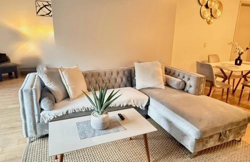 Los Angeles Apartment | Hollywood Walk of Fame I Pool View I Fitness Center I Free Parking!