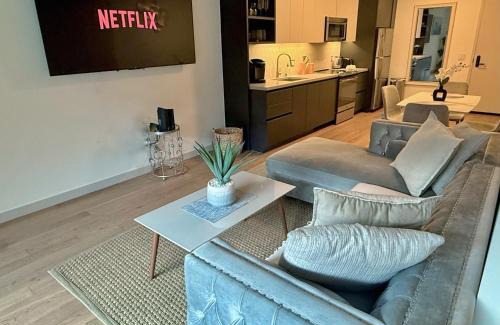 Los Angeles Apartment | Hollywood Walk of Fame I Pool View I Fitness Center I Free Parking!