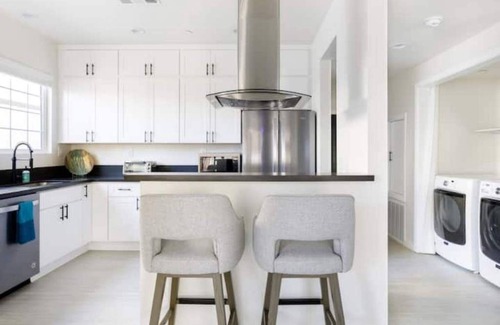 North Hollywood House | Hollywoodland Suite Built in Exquisite Contemporary Style