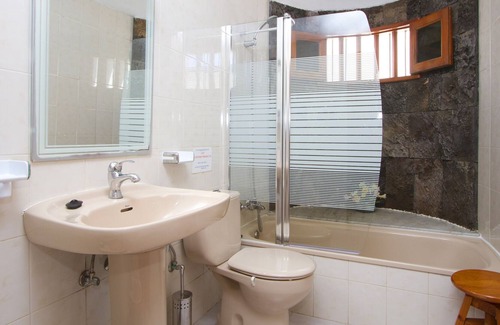 Los Pocillos Villa | Homely Detached Villa Superb Location Puerto Del Carmen 5 Mins Walk to Amenities