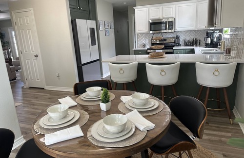 Flour Bluff House | Home- 3 Bedrooms 2 bathrooms +2car garage + Ev charger . Two blocks from water