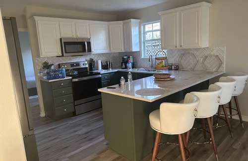 Flour Bluff House | Home- 3 Bedrooms 2 bathrooms +2car garage + Ev charger . Two blocks from water