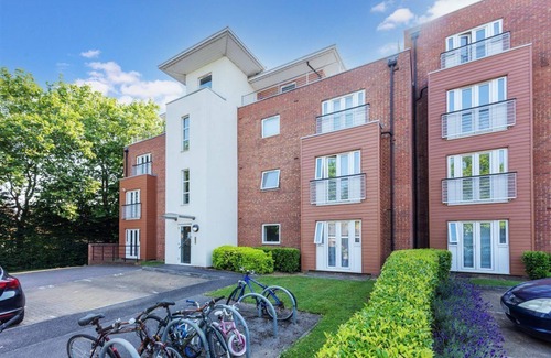 Langley Marish Apartment | Home away, 30 mins to central London & 15 mins to Heathrow and Windsor.