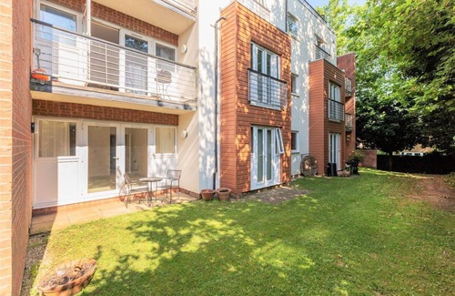 Langley Marish Apartment | Home away, 30 mins to central London & 15 mins to Heathrow and Windsor.