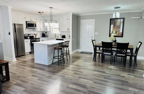 Douglasville House | Home away from Home Spacious 5-bedroom house in Douglasville