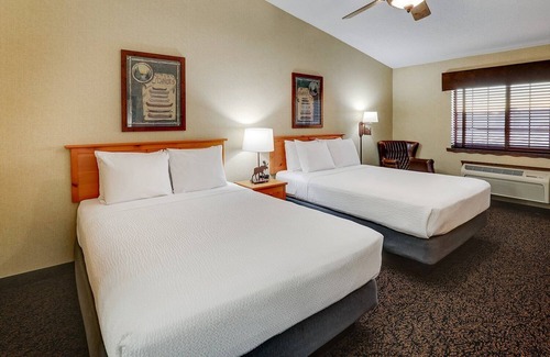 Moline Hotel | Home Away from Home Experience, Rustic Quad Cities Stay | 2 Units