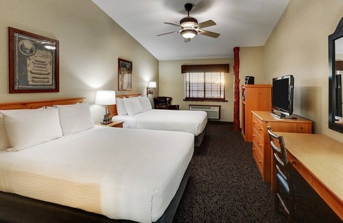 Moline Hotel | Home Away from Home Experience, Rustic Quad Cities Stay | 2 Units