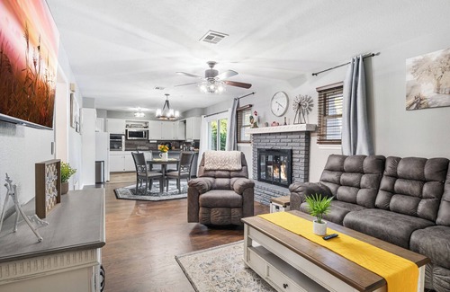 Shawnee House | Home away from home in Shawnee, 3 bed, 2 bath and full of charm!