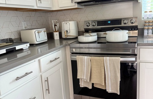 Cannondale House | Home away from Home. Charming 3-bedroom townhome in the heart of Chattanooga