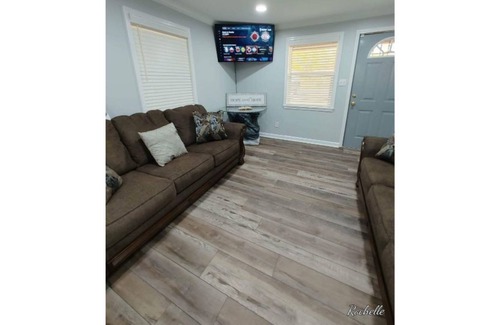 Livingston House | Home Away from Home! Newly remodeled!